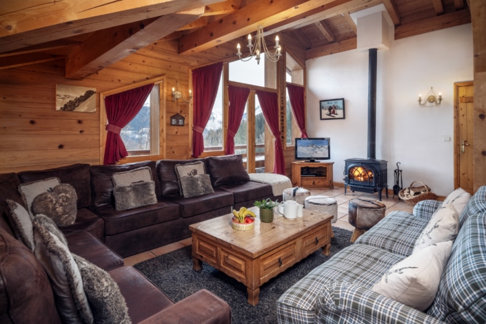 Chalet Jamais Bleu Lounge and fireplace