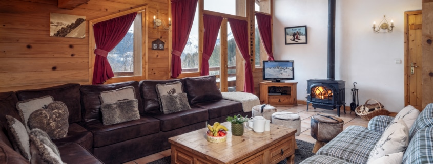 Chalet Jamais Bleu Lounge and fireplace